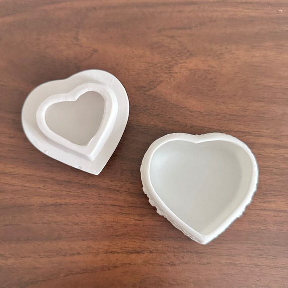 Vintage Porcelain Heart Jewelry Box With Lid Trinkets White Floral Cottagecore - Picture 3 of 5